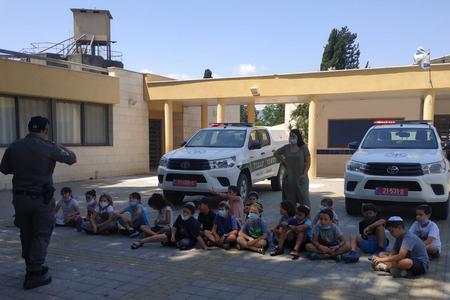 מחלקת הביטחון מעבירה הסבר לתלמידי בית הספר של החופש הגדול