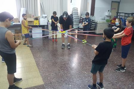 ילדים משחקים במעגל חוטים - ביה"ס של החופש הגדול