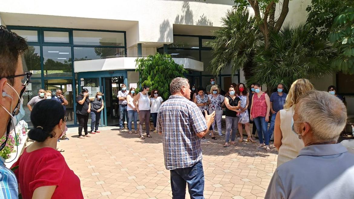 ראש המועצה ועובדיה שובתים כמחאה נגדאלימות כלפי נשים