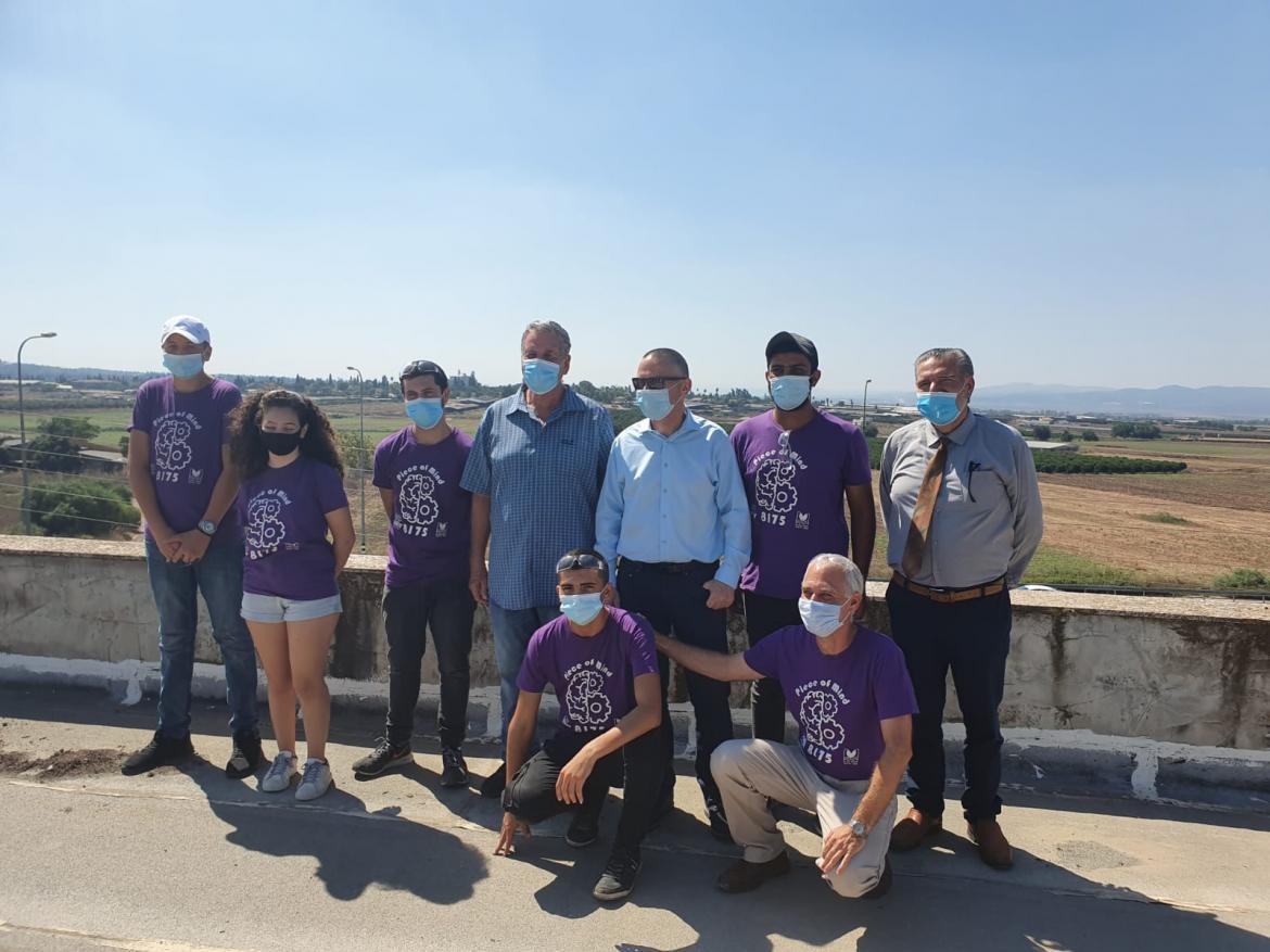 שר המדע וצוותו עם הנהלת המועצה