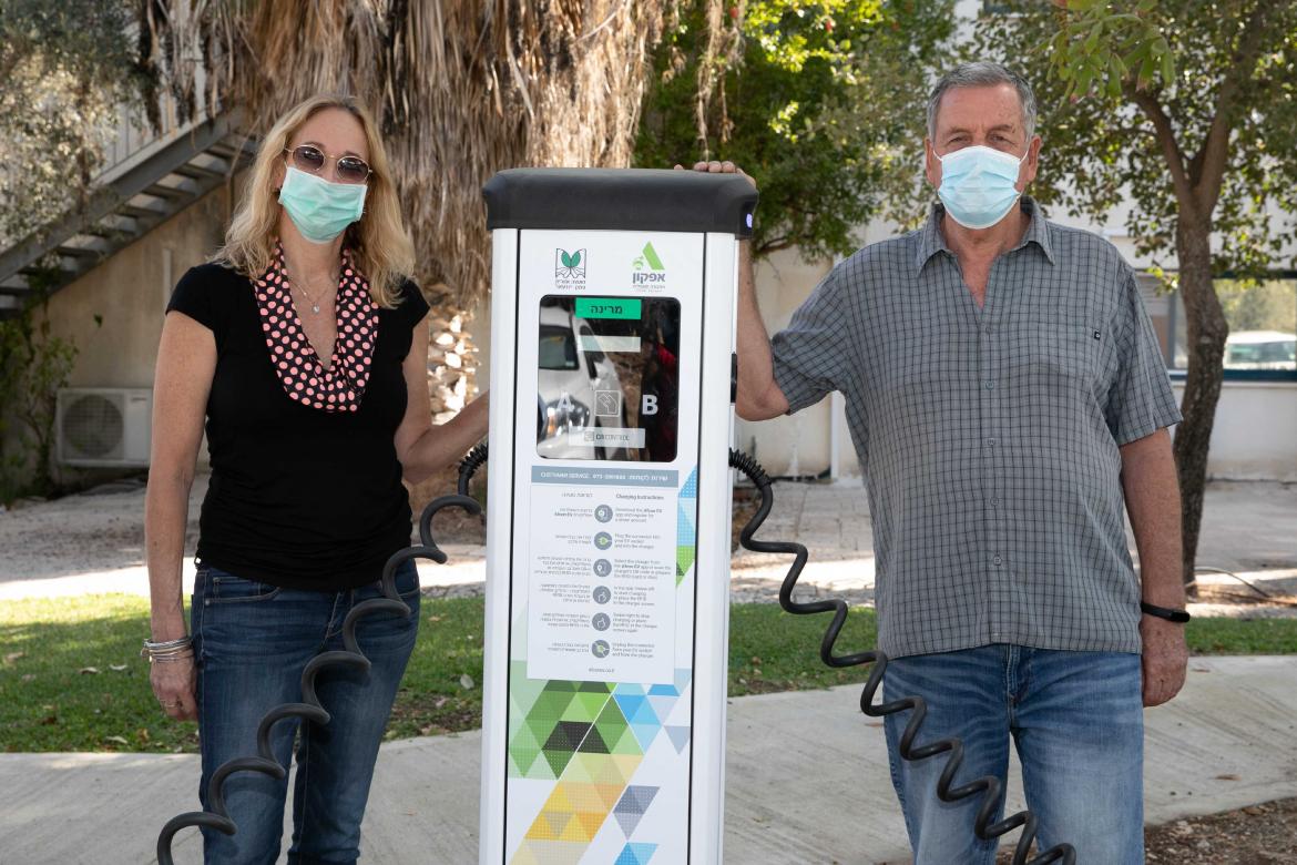 דליה אייל ואייל בצר ליד עמדת טעינה ירוקה