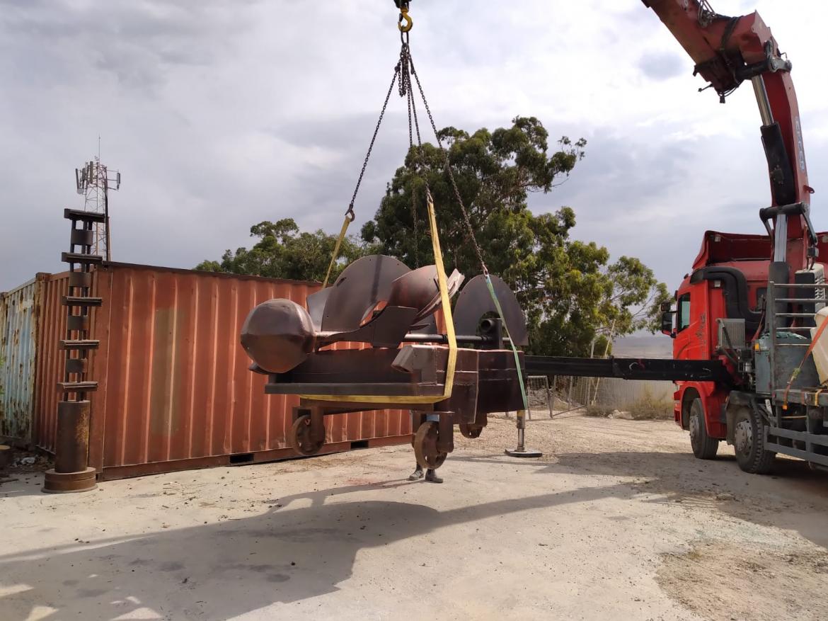 הצבת פסלים באלון תבור