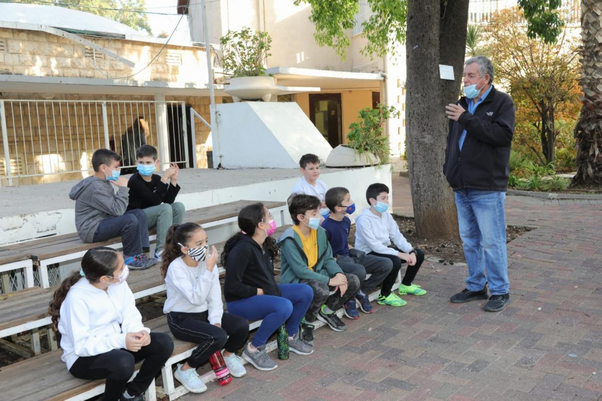 ראש המועצה אייל בצר בבית הספר היסודי נהלל