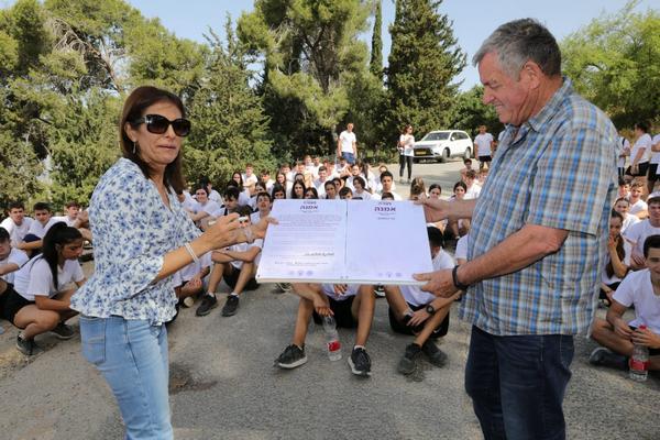 ראש המועצה ומנהלת בית הספר