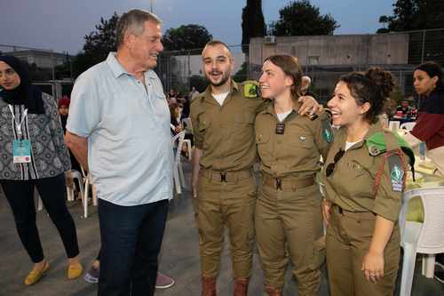 ראש המועצה עם חיילים