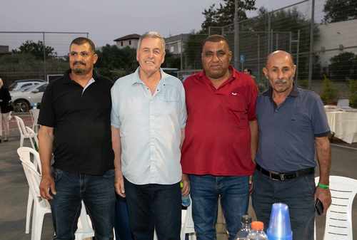 ראש המועצה עם שכנים