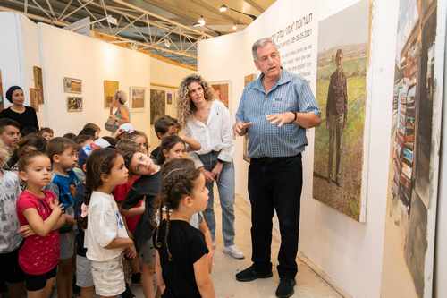 ראש המועצה וילדי גן זית בתערוכת אמני העמק