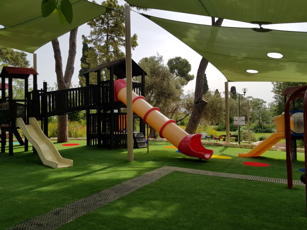 גן משחקים באלוני אבא