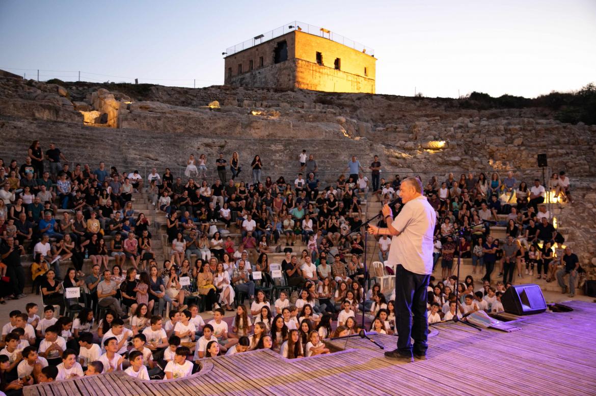 ראש המועצה בטקס סיום כיתה ו' בית ספר יחד - על רקע ציפורי העתיקה