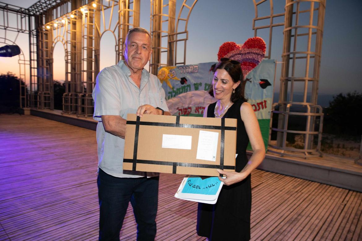 ראש המועצה נפרד מנירה מרום מנהלת בית הספר יחד