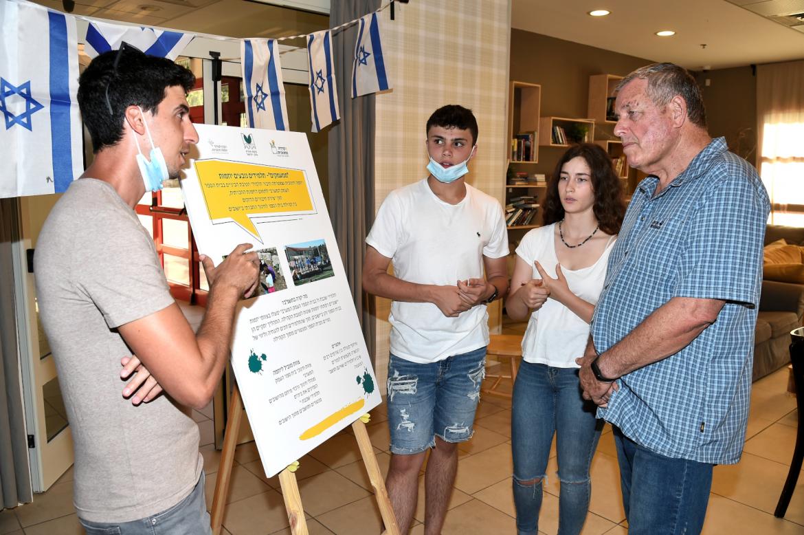 אייל בצר - ראש המועצה ותלמידים