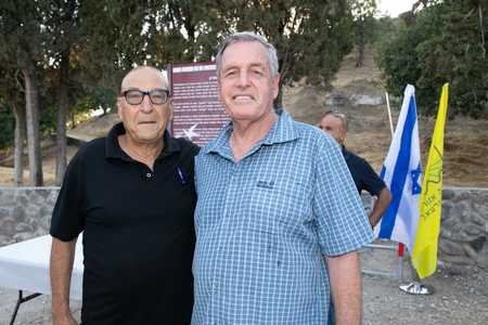 מימין - אייל בצר, ראש המועצה. משמאל - בני אשר, יור העמותה למורשת המעברות