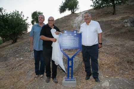 מימין - אלי ברדה ראש עיריית מגדל העמק. באמצע - בני אשר, יור העמותה למורשת המעברות. משמאל - אייל בצר, ראש המועצה