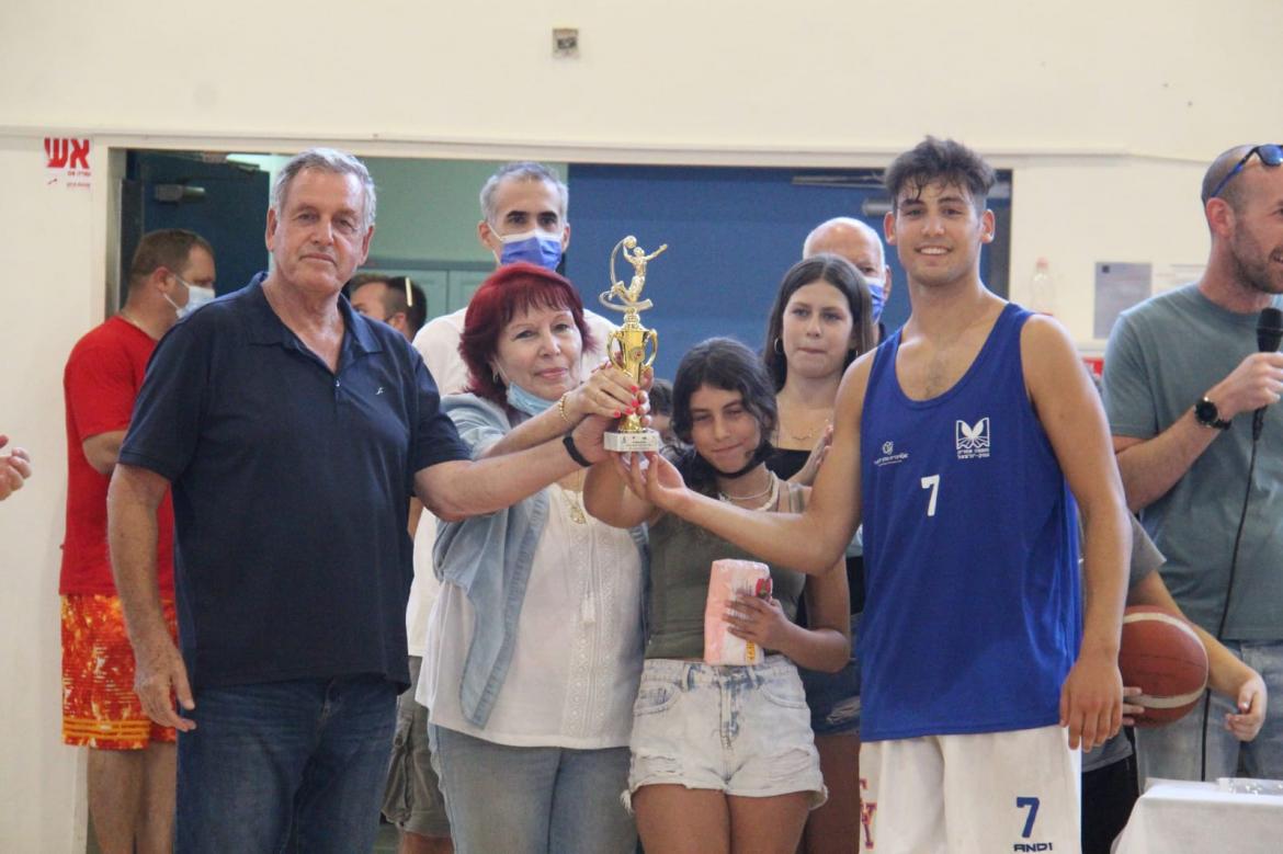 ראש המועצה ואלמנתו של עמי גורדון זל מעניקים את פרס השחקן המצטיין לרותם סגל