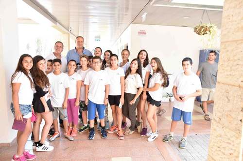 תלמידי עמקים תבור עם ראש המועצה ומנהל בית הספר