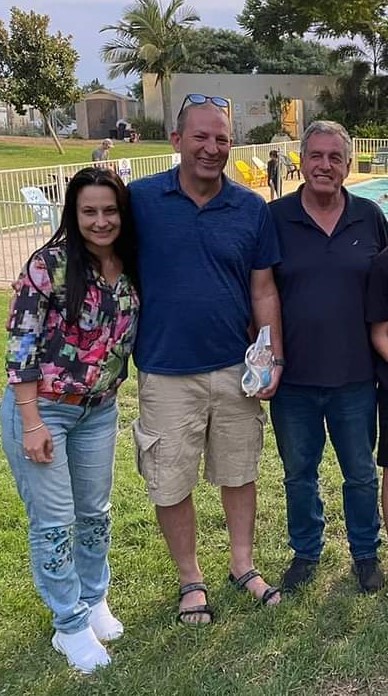 אלון נהיר עם ראש המועצה אייל בצר ומנהלת אגף קהילה ורווחה לי יהב