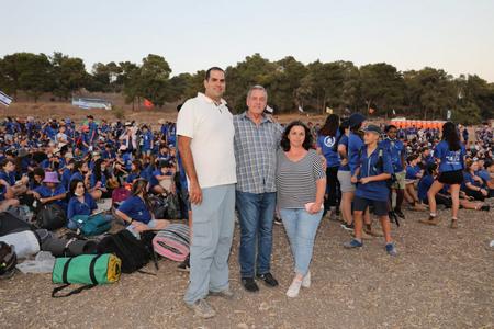 ראש המועצה עם מנהל מחלקת הנוער היוצא והמנהלת הנכנסת