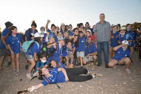 ראש המועצה עם בני ובנות נוער עמק יזרעאל