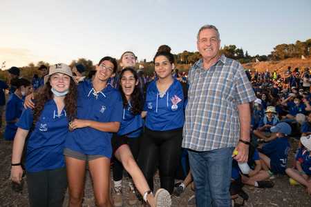 ראש המועצה עם בנות נוער עמק יזרעאל