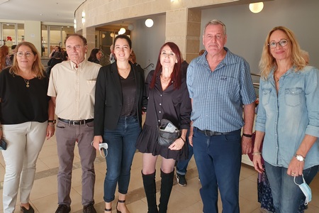 מימין לשמאל: ממ ראש המועצה וסגניתו דליה אייל, ראש המועצה אייל בצר, מנהלת הקתדרה ריקי שמעוני, מנכלית האקדמית עמק יזרעאל שרי לוי, נשיא האקדמית עמק יזרעאל פרופ יצחק הרפז, סמנכלית כספים ותקציבים באקדמית מגי קטלן