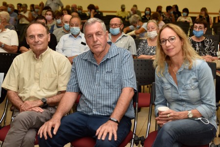 מימין לשמאל: ממ ראש המועצה וסגניתו דליה אייל, ראש המועצה אייל בצר, נשיא האקדמית עמק יזרעאל פרופ יצחק הרפז