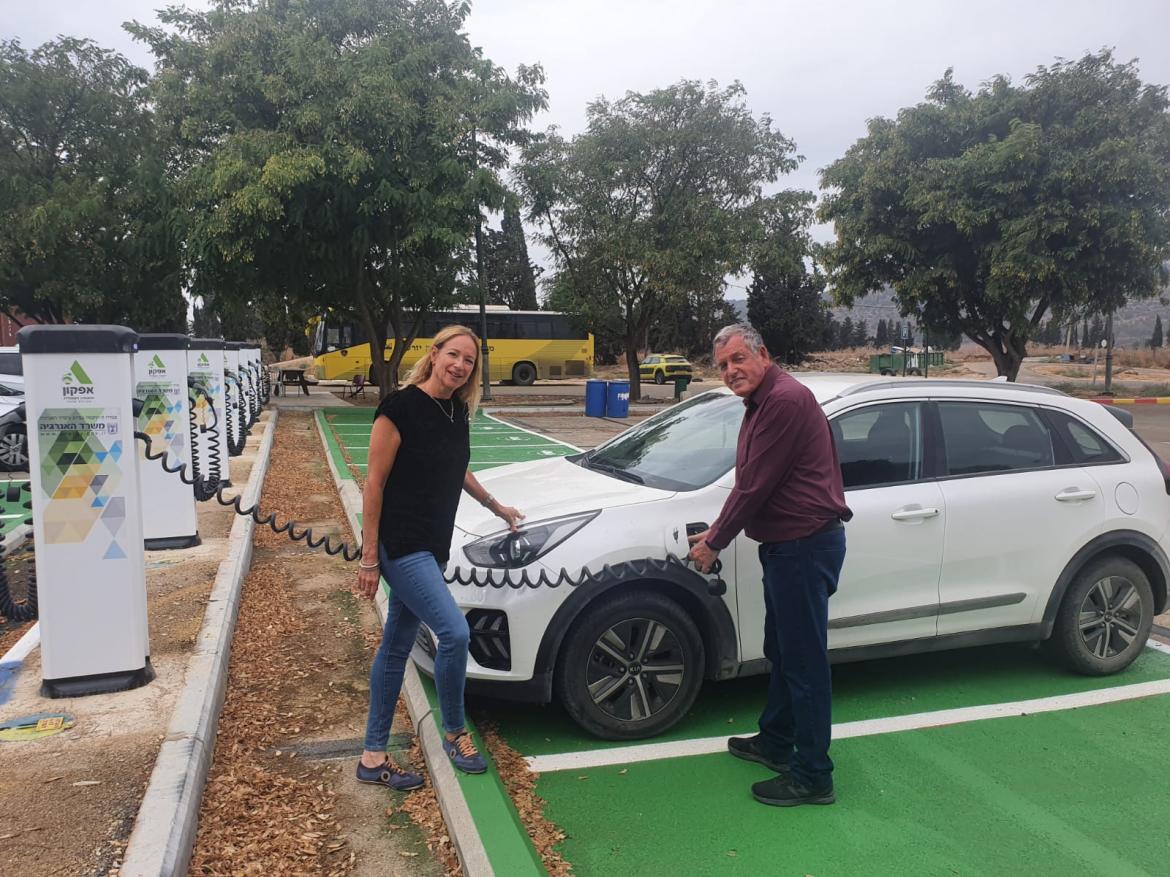 ראש המועצה וסגניתו מחברים את הרכב החשמלי לעמדת ההטענה