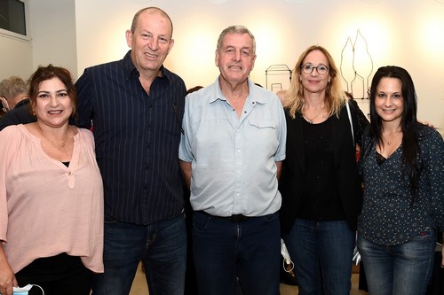 מימין לשמאל: לי יהב מנהלת אגף קהילה ורווחה, דליה אייל ממ ראש המועצה וסגניתו, אייל בצר ראש המועצה, אלון נהיר יור עמותת עלי כותרת, ענת ירון מנהלת המחלקה להתנדבות במועצה 