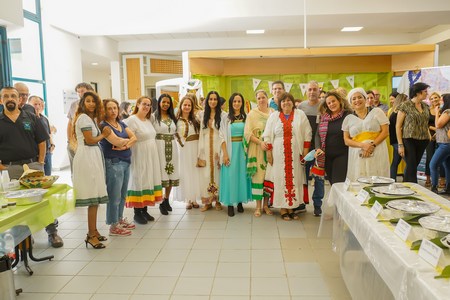 עובדי מועצה מציינים את חג הסיגד בבית המועצה