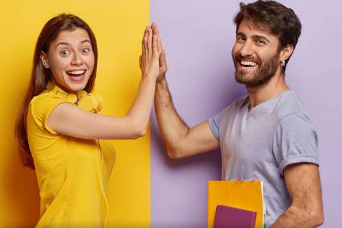 שני סטודנטים  - עידוד להגשת מועמדות לקבלת מלגת עידוד