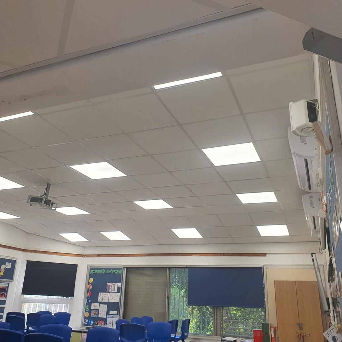 תקרה אקוסטית מונגשת לכבדי שמיעה