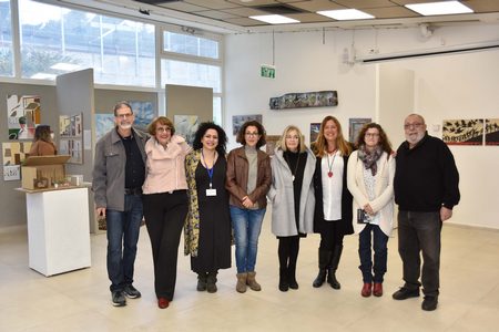 קבוצת שולה עם אוצרת התערוכה ומנהלת מחלקת התרבות במועצה