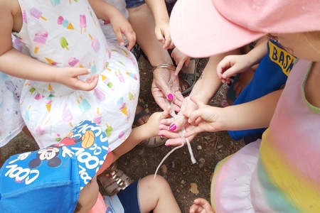 גננת וילדים בגן ירוק