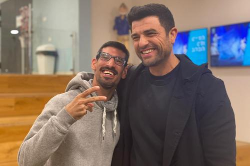 לישי ספראי מהסוללים עם עמוס תמם, כוכב ההצגה גאון בכלוב באולם המופעים ביפעת