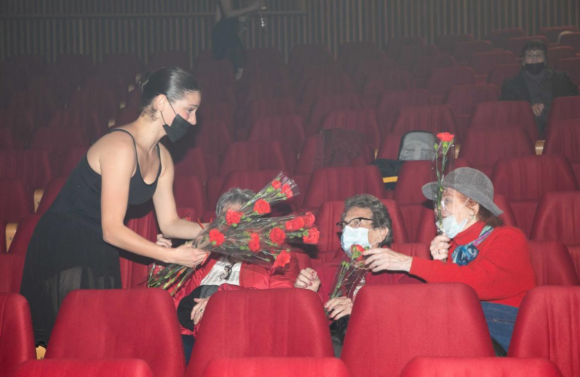 רקדנית מגישה פרחים לוותיקות