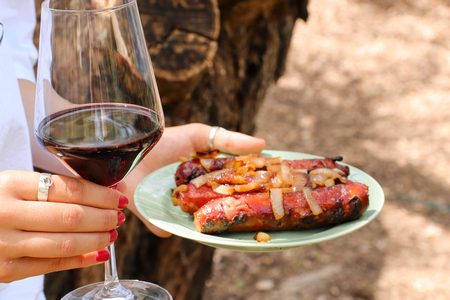 יין ונקניקיות