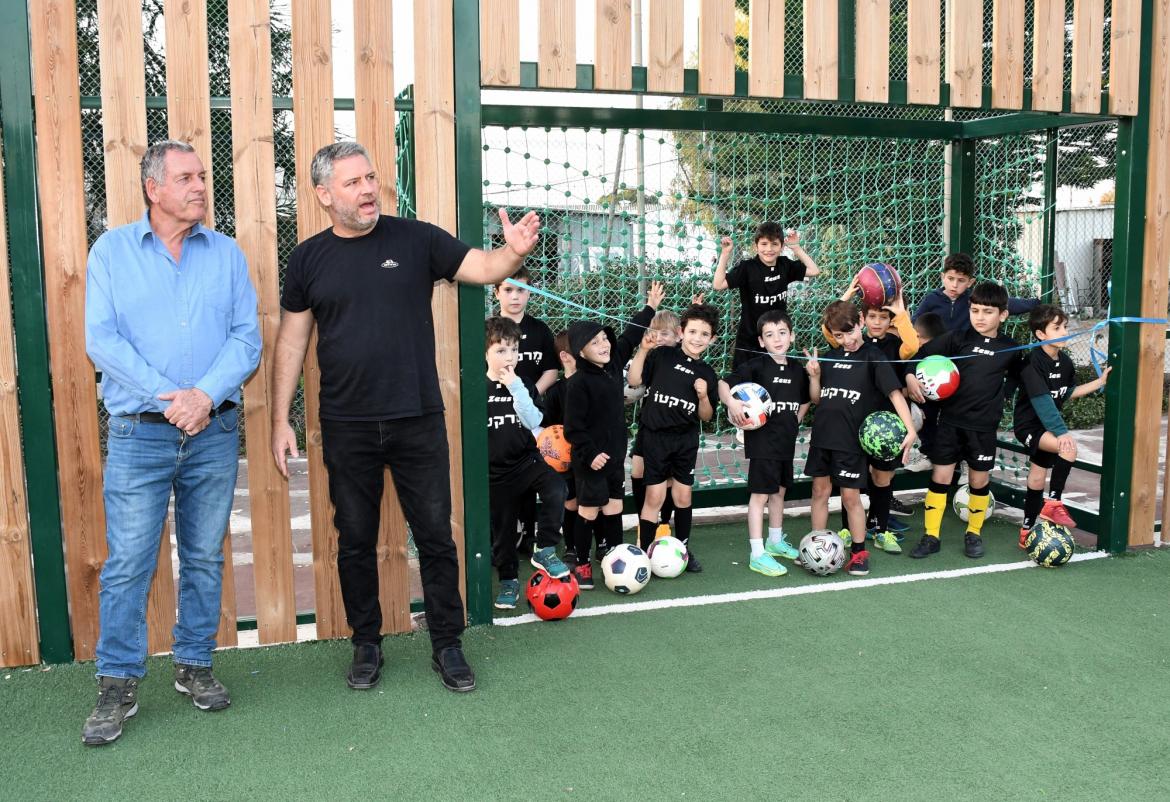 ראש המועצה אייל בצר ומזכיר היישוב גיא צליל, באירוע חנוכת המגרש