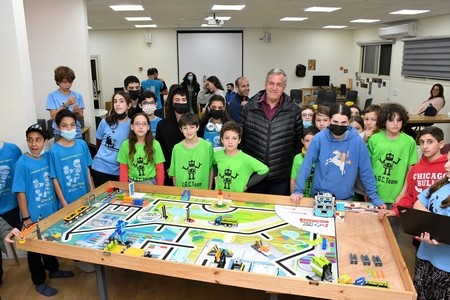 ראש המועצה ומשתתפי הקבוצות שהעפילו לתחרות הארצית ברובוטיקה