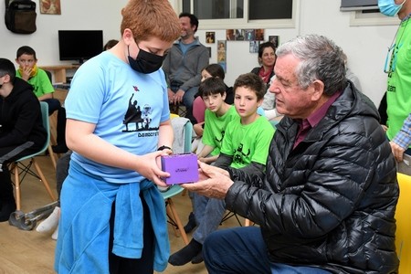 משתתף בקבוצת הרובוטיקה מסביר לראש המועצה על המחקר שערכה קבוצתו 