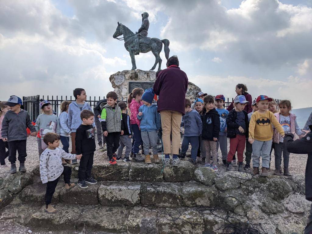 ילדי גן כלנית מקיבוץ אלונים בפסל אלכסנדר זייד