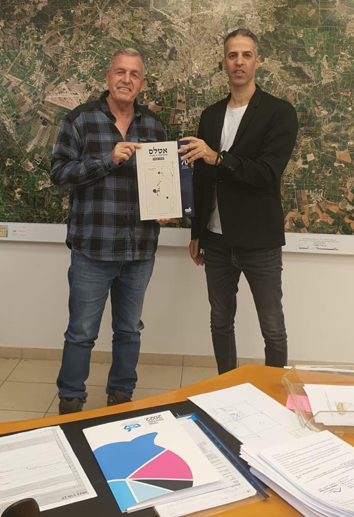 ראש המועצה אייל בצר ואיתי אליהו נציג הלשכה המרכזית לסטטיסטיקה