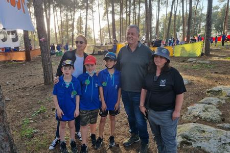 ראש המועצה עם מנהלת מחלקת הנוער, ממ וסגניתו וחניכי שכבות ד-ו