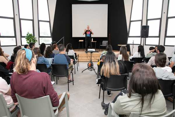 הרצאתו של אברי גלעד בטקס הענקת המלגות