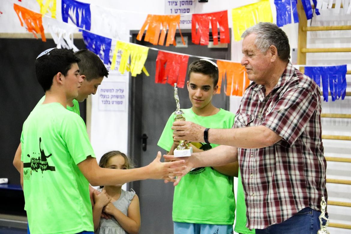 ראש המועצה מעניק את הגביע בסטריטבול הושעיה