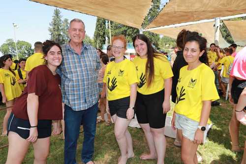 אייל בצר עם מתנדבות בקייטנה