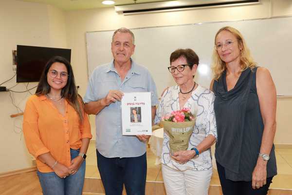 ראש המועצה עם סגניתו, ותיקה וסטודנטית