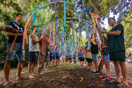 גשר מבני ובנות נוער שמקבלים את ילדי כיתה א