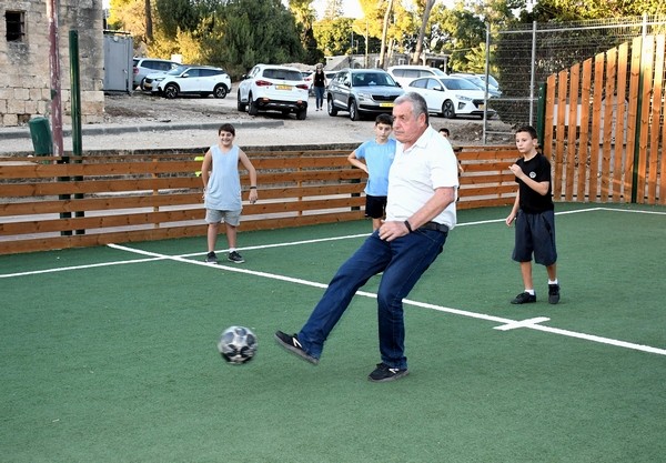 ראש המועצה בועט לשער