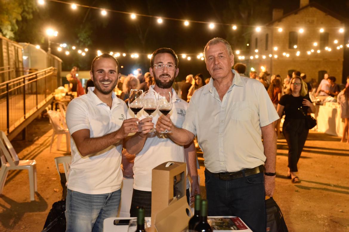 ראש המועצה עם בעלי יקב המצודה