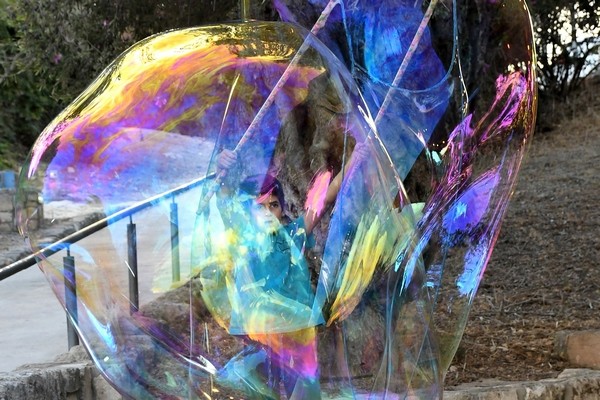 ילד עם בועת סבון ענקית