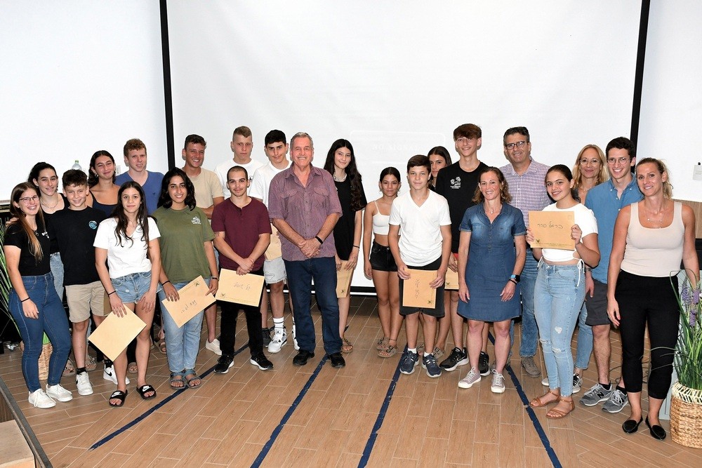 הענקת מלגות לספורטאיות וספורטאים מצטיינים